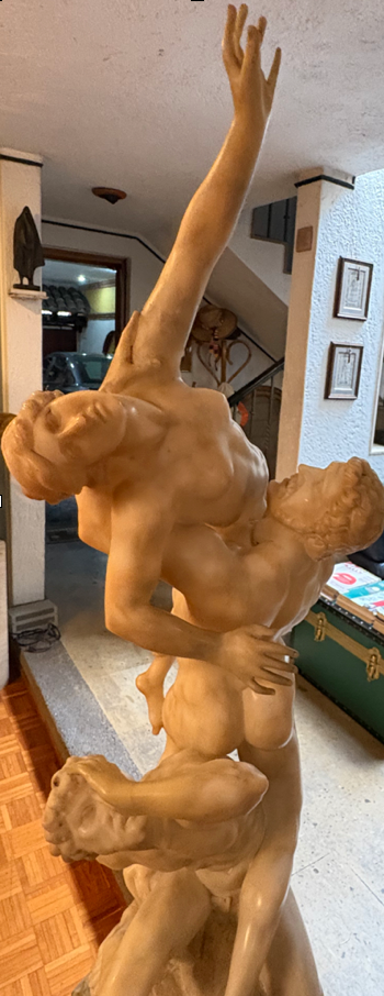 Rapto de las Sabinas. Escultura de mármol
