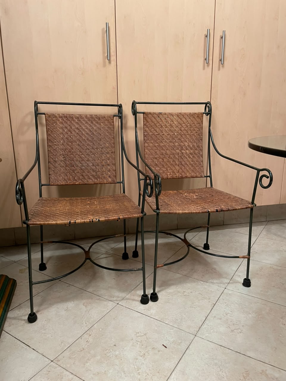 Sillas de hierro con bejuco