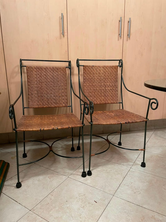 Sillas de hierro con bejuco